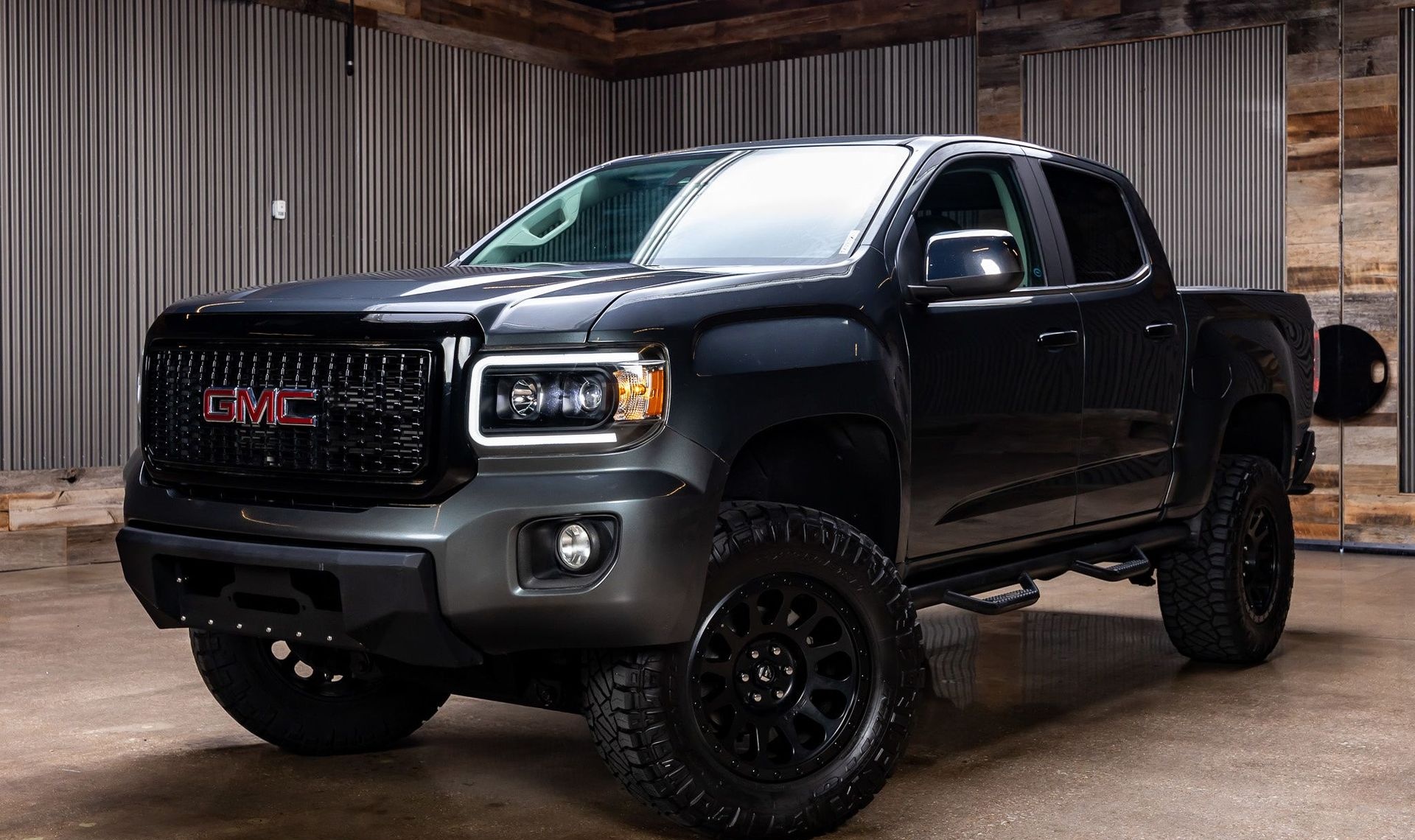 2017 GMC Canyon — photo 2