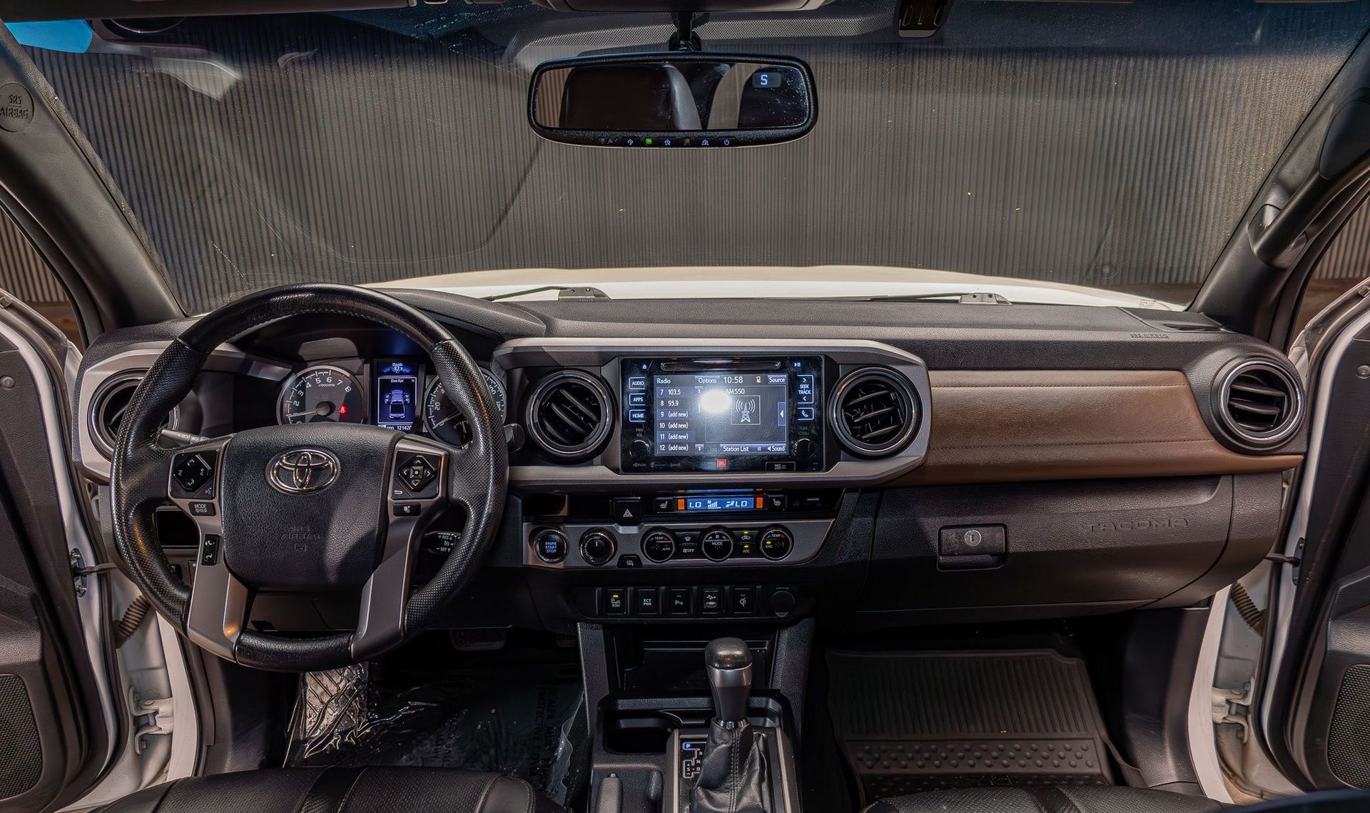 2017 Toyota Tacoma — photo 10